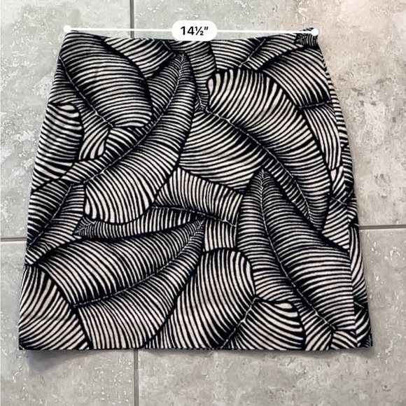 Black and White Leaf Pattern mini Skirt - Picture 4 of 8